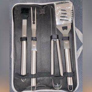 Never used 5 piece grill set